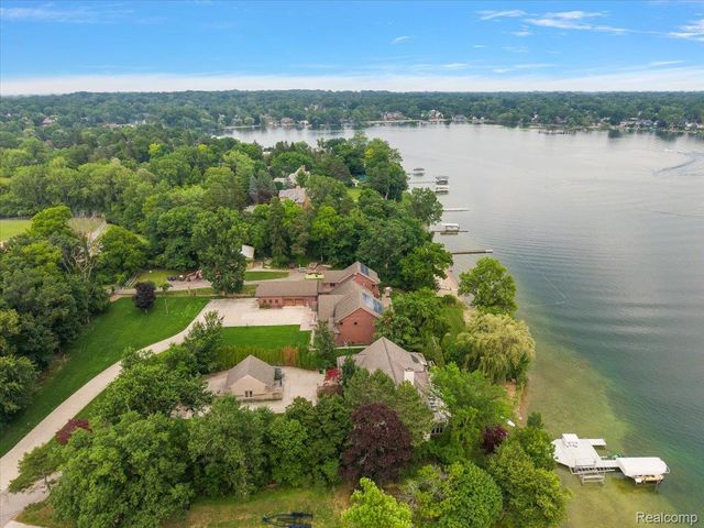 2612 Cove Lane, West Bloomfield Charter Township, MI 48323