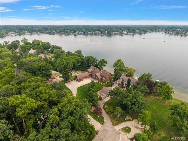 2612 Cove Lane, West Bloomfield Charter Township, MI 48323