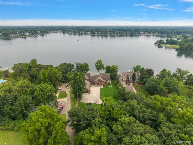 2612 Cove Lane, West Bloomfield Charter Township, MI 48323