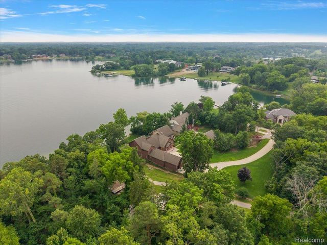 2612 Cove Lane, West Bloomfield Charter Township, MI 48323