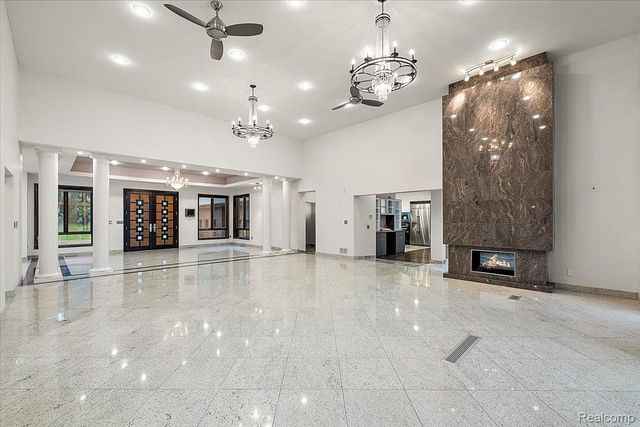 2612 Cove Lane, West Bloomfield Charter Township, MI 48323