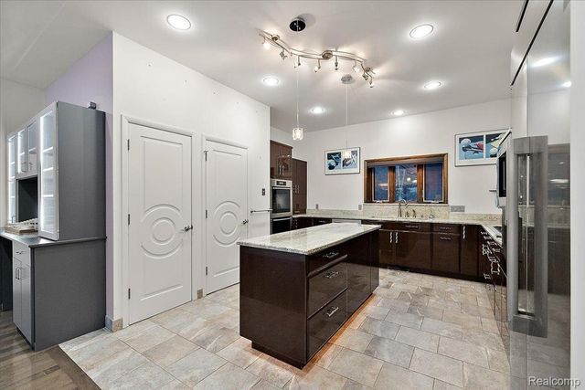 2612 Cove Lane, West Bloomfield Charter Township, MI 48323