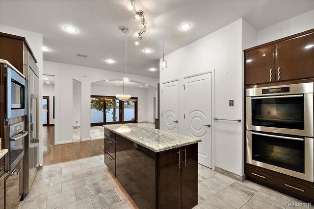 2612 Cove Lane, West Bloomfield Charter Township, MI 48323