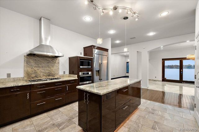 2612 Cove Lane, West Bloomfield Charter Township, MI 48323