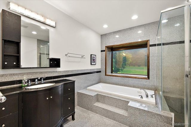 2612 Cove Lane, West Bloomfield Charter Township, MI 48323