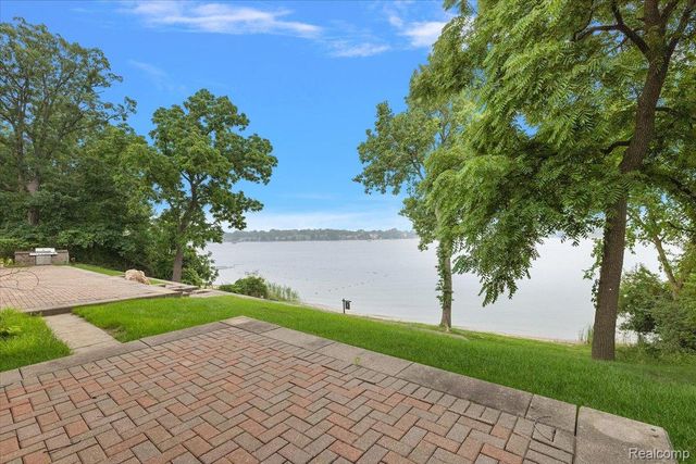 2612 Cove Lane, West Bloomfield Charter Township, MI 48323