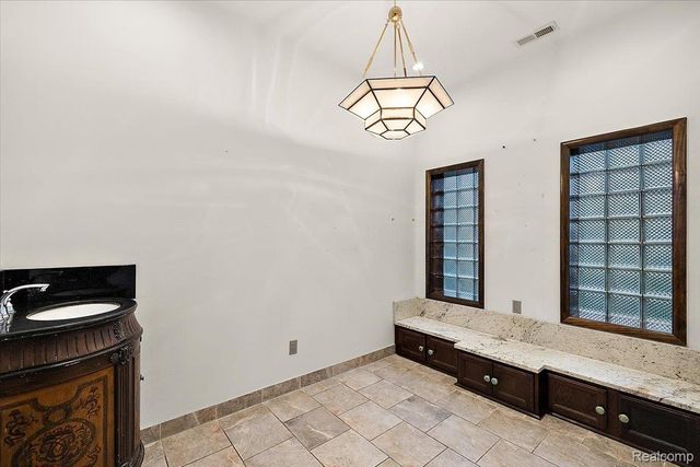 2612 Cove Lane, West Bloomfield Charter Township, MI 48323