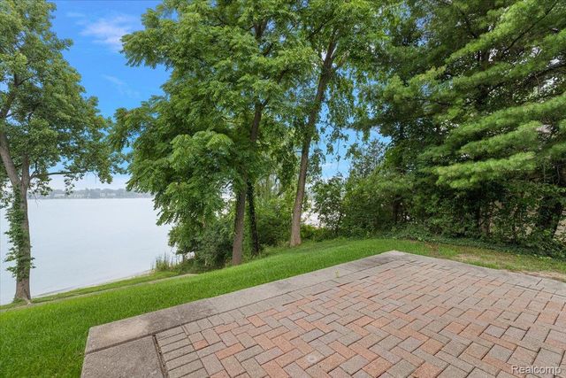 2612 Cove Lane, West Bloomfield Charter Township, MI 48323