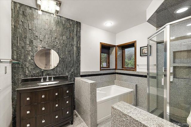 2612 Cove Lane, West Bloomfield Charter Township, MI 48323