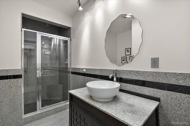 2612 Cove Lane, West Bloomfield Charter Township, MI 48323