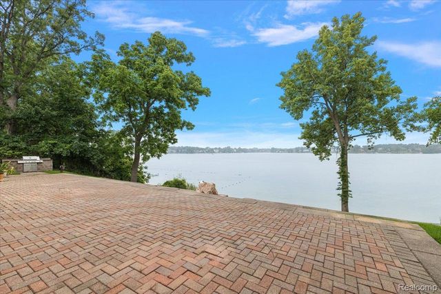 2612 Cove Lane, West Bloomfield Charter Township, MI 48323