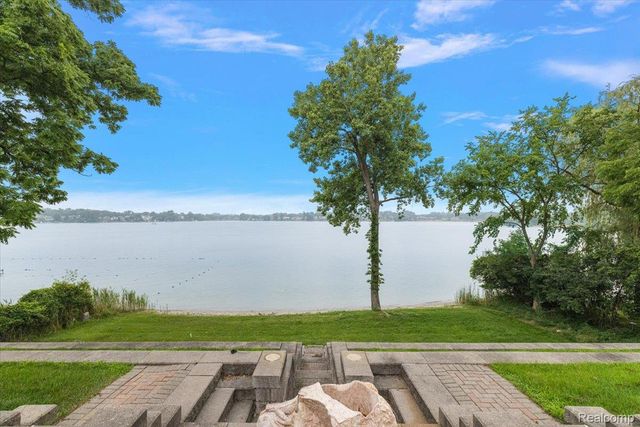 2612 Cove Lane, West Bloomfield Charter Township, MI 48323