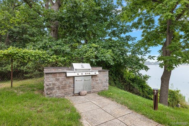 2612 Cove Lane, West Bloomfield Charter Township, MI 48323
