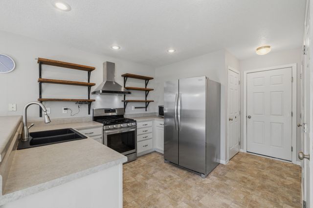 5113 NE Ledgestone Court, Ankeny, IA 50021