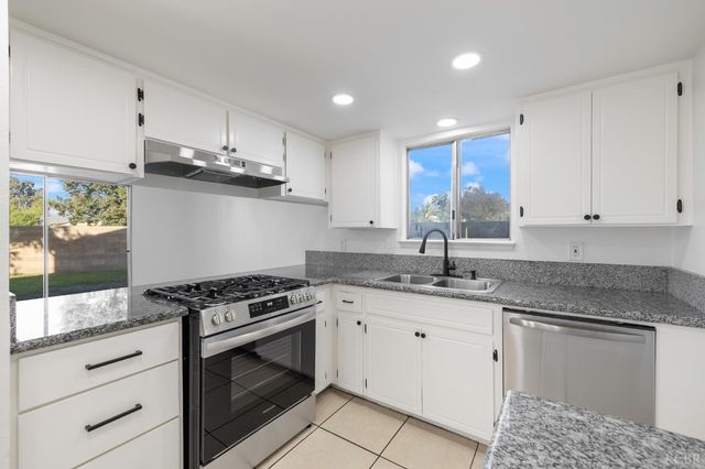 228 E Harold Court, Visalia, CA 93291