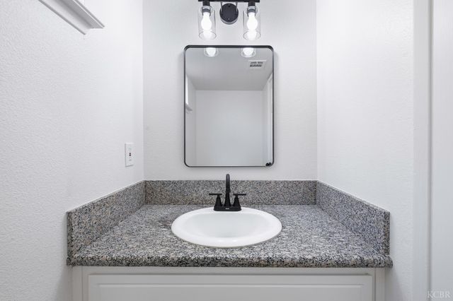 228 E Harold Court, Visalia, CA 93291