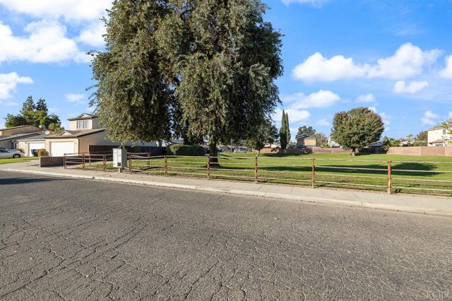 228 E Harold Court, Visalia, CA 93291