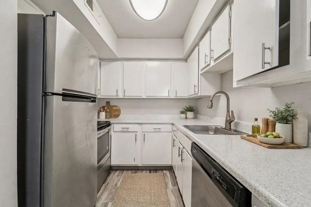 2815 Greenridge Drive 2-170, North Houston, TX 77057
