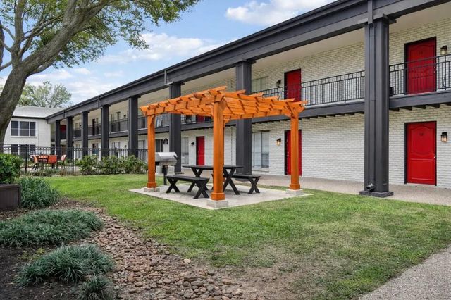2815 Greenridge Drive 2-170, North Houston, TX 77057