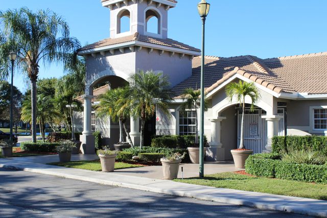 5065 Wiles Road 307, Coconut Creek, FL 33073