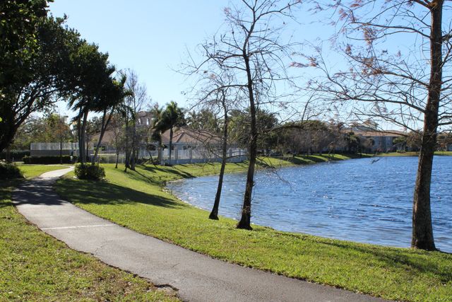 5065 Wiles Road 307, Coconut Creek, FL 33073