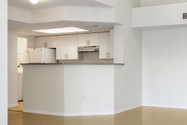 5065 Wiles Road 307, Coconut Creek, FL 33073