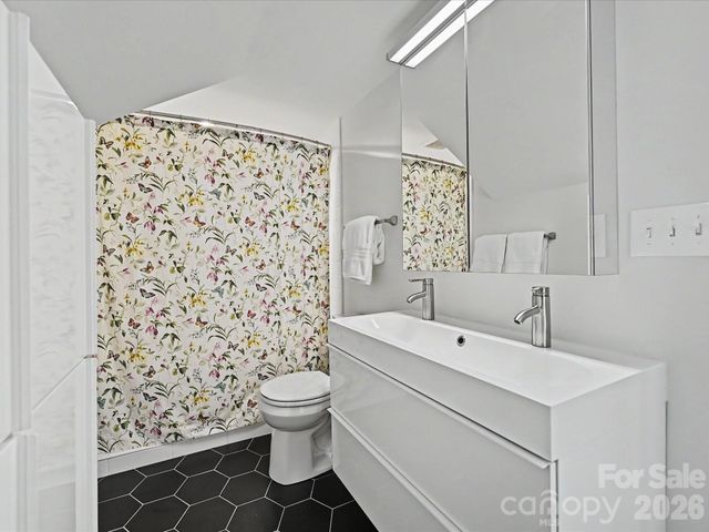 2001 Beverly Drive, Charlotte, NC 28207