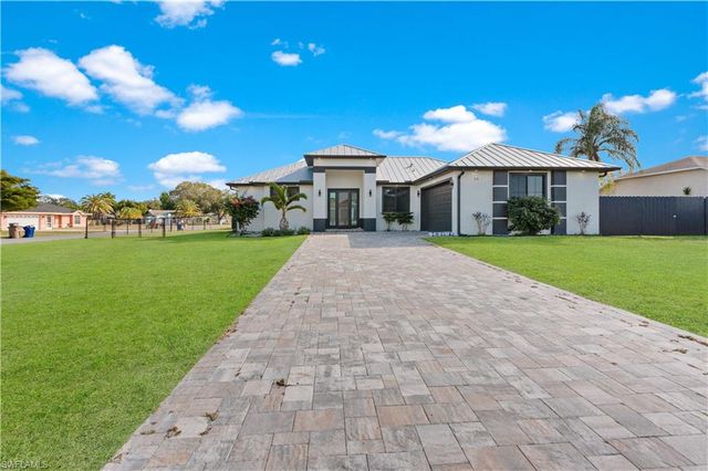 24 Crestwood CIR S, Lehigh Acres, FL 33936
