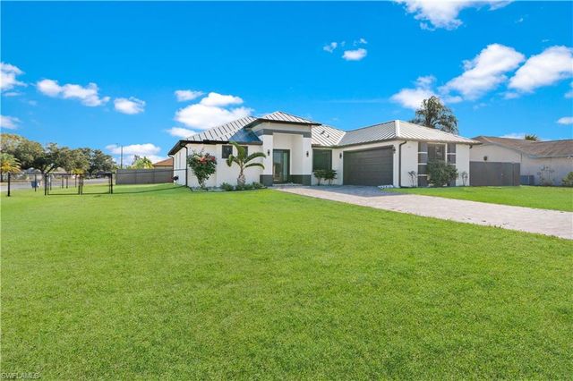 24 Crestwood CIR S, Lehigh Acres, FL 33936