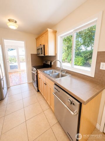 10424 NE 17th Street, Bellevue, WA 98004