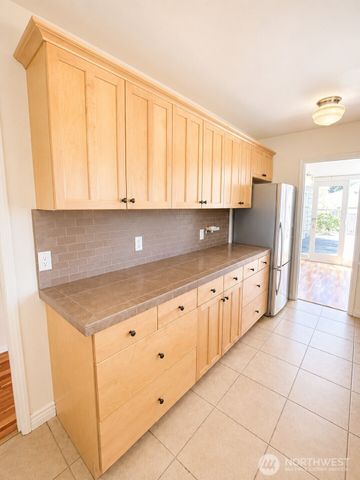 10424 NE 17th Street, Bellevue, WA 98004