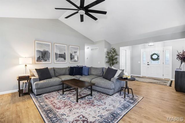 35 Bay Hill Drive, St Peters, MO 63366