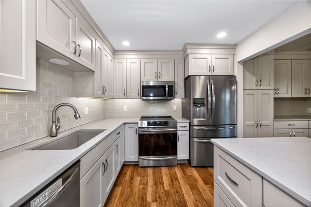 4661 Lockner Drive 13, Urbandale, IA 50322