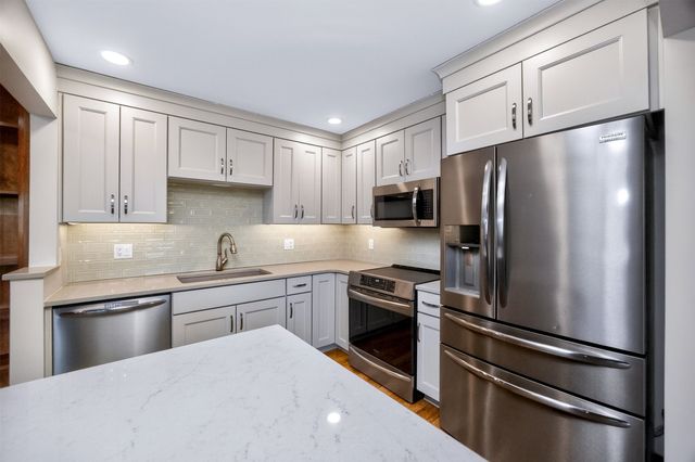 4661 Lockner Drive 13, Urbandale, IA 50322