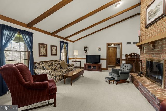 712 VINEMONT RD, Reinholds, PA 17569