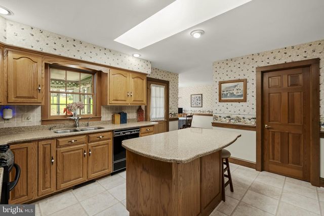 712 VINEMONT RD, Reinholds, PA 17569