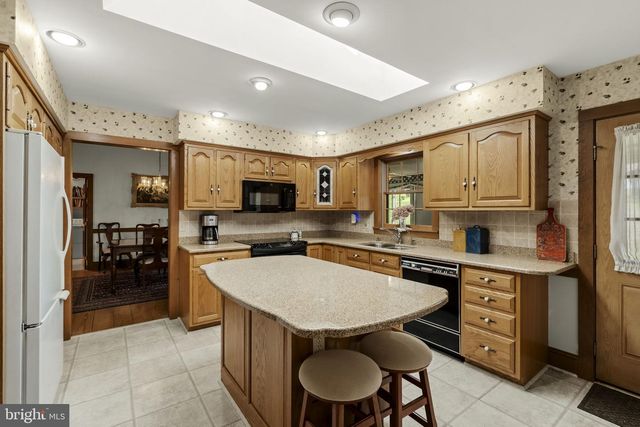 712 VINEMONT RD, Reinholds, PA 17569