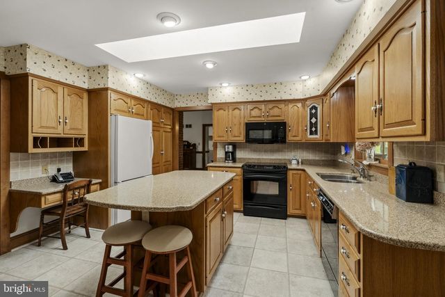 712 VINEMONT RD, Reinholds, PA 17569