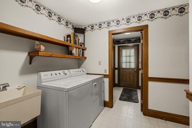 712 VINEMONT RD, Reinholds, PA 17569