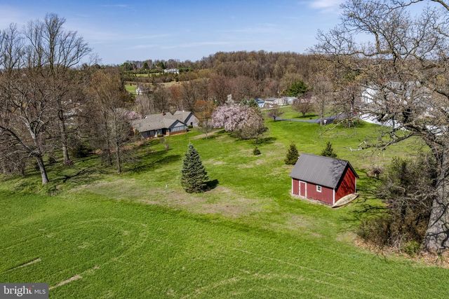 712 VINEMONT RD, Reinholds, PA 17569