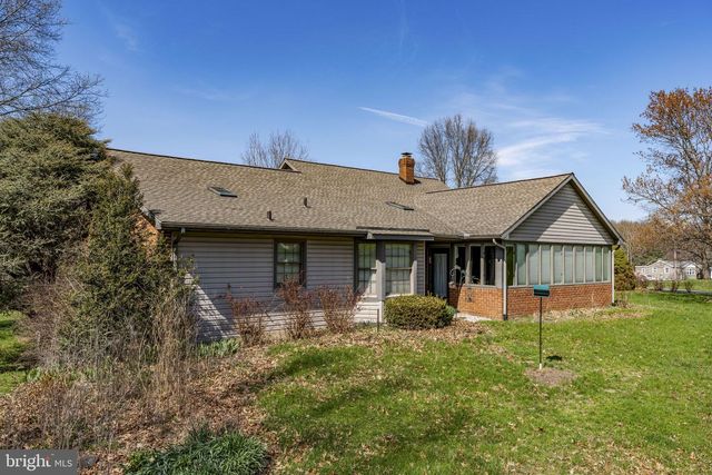 712 VINEMONT RD, Reinholds, PA 17569