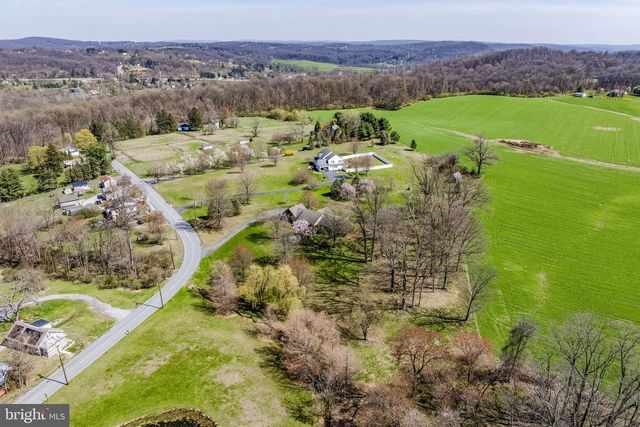 712 VINEMONT RD, Reinholds, PA 17569