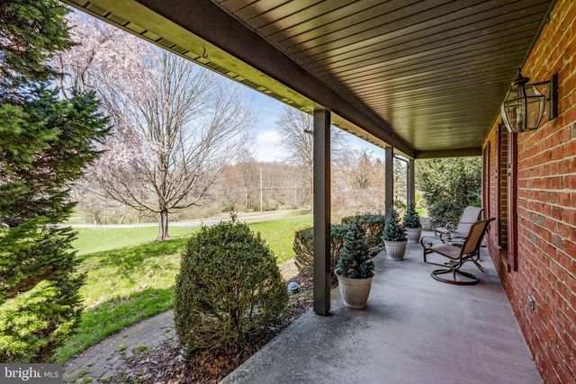 712 VINEMONT RD, Reinholds, PA 17569