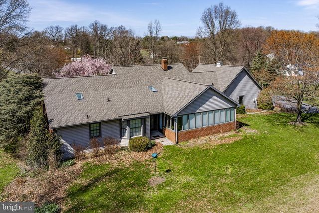712 VINEMONT RD, Reinholds, PA 17569