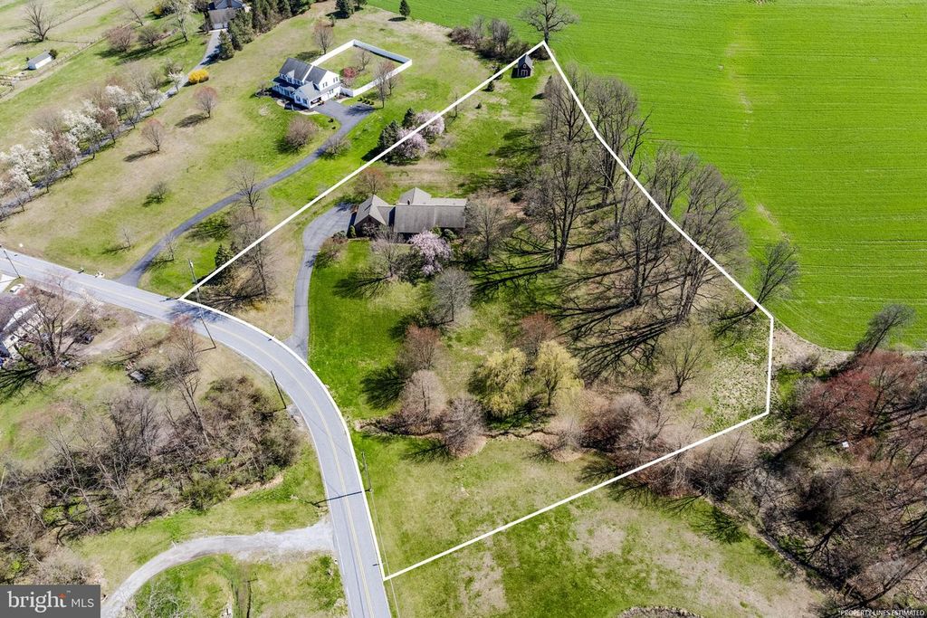 712 VINEMONT RD, Reinholds, PA 17569