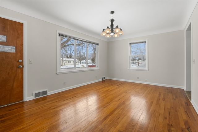 2229 W Osterhout Avenue, Portage, MI 49024