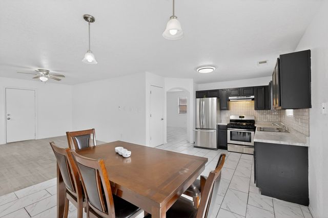 527 Saddle Blanket Trail SW, Albuquerque, NM 87121