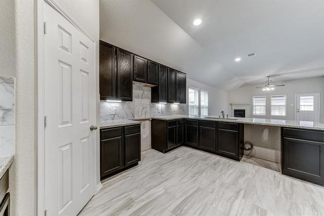 2702 Golden Hills Court, Fresno, TX 77545