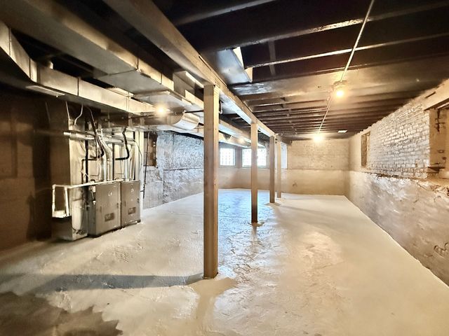 4038 W Congress Parkway, Chicago, IL 60624