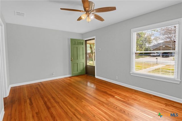 960 E Mountain Street, Seguin, TX 78155